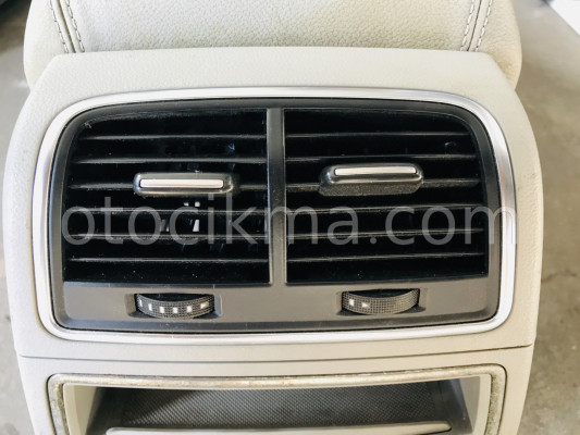 Audi A6 arka üfleme ızgarası