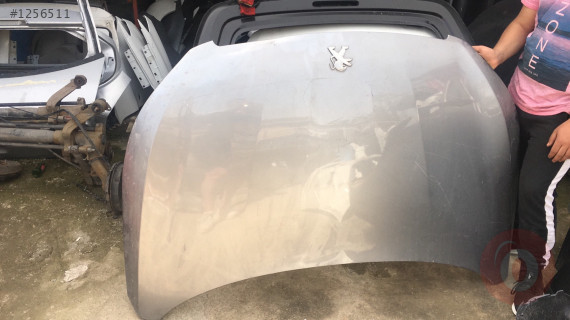 Peugeot 308 beyaz ön kaput çıkma