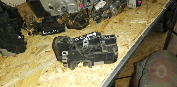 opel corsa c kasa çıkma sağ ön kapı kilidi.