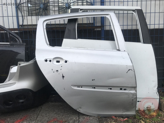 Renault clio 3 çıkma sağ arka kapı