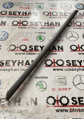 1K4867440 volkswagen golf 5 jetta sağ ön kapı kartonu çıtası