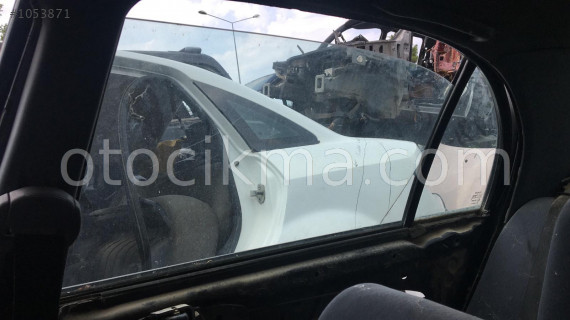 toyota carina çıkma sağ arka kapı camı