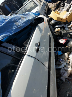 1999 2005 model focus 1 ön sağ kapı dolu beyaz renk