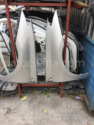 2012 model Laguna 3 on çamurluk sökme
