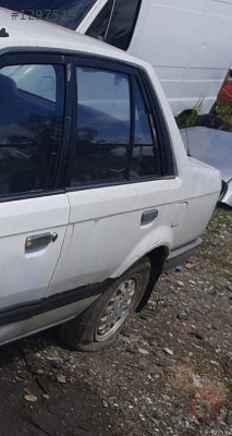 1988 model mazda 323 1.6 çıkma sol arka dolu kapı