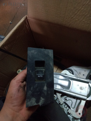 Toyota Corolla Sag Arka Kapı Cam Acma Dügmesi 2013-2019