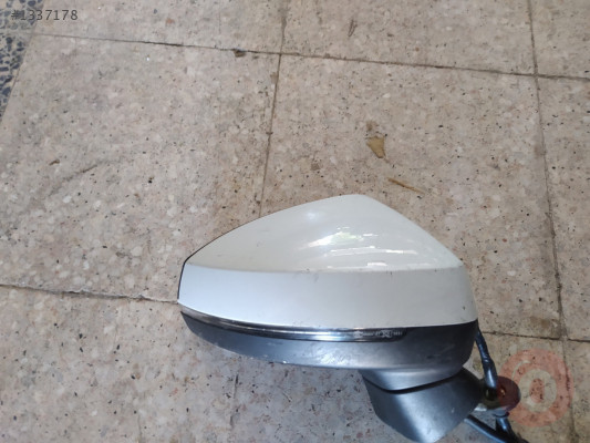 Audi A3 sağ ayna sinyalli