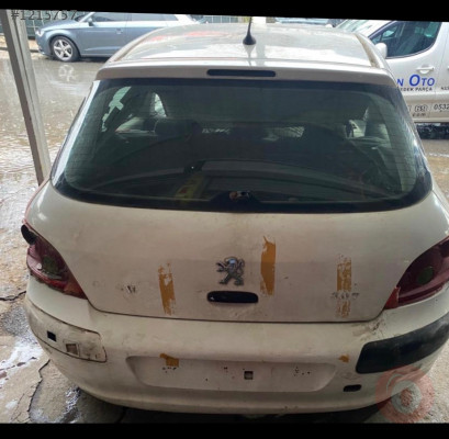 Peugeot 307 arka tampon beyaz renkte