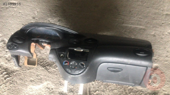 FORD FOCUS 1 GÖĞÜSLÜK ÇIKMA