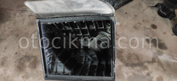 Audi A4 B5 kasa hava filtre kutusu mevcuttur.