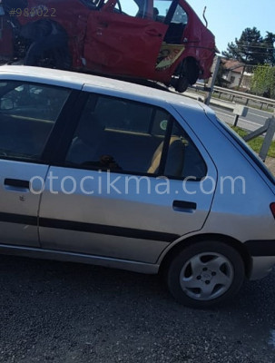 1998 model peugeot 306 1.8 benzinli çıkma sağ arka dolu kapı