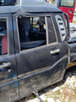 mahindra çıkma sol arka kapı boş