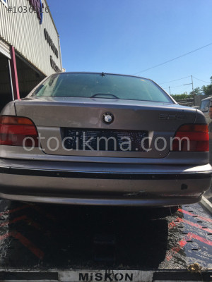 BMW 520İ BAGAJ KAPISI DOLU