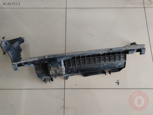 Mercedes C Serisi W205 Radyatör Hava Giriş Braketi Alt