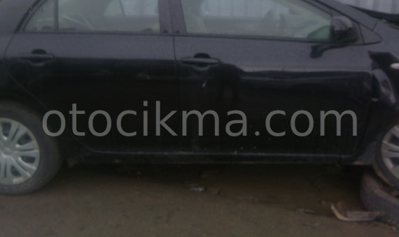 2009 çıkma toyota corolla sağ yan panel