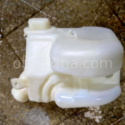 Peugeot 2008 cam su bidonu