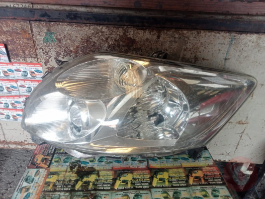 2007-2008 Toyota Auris sol ön far çıkma