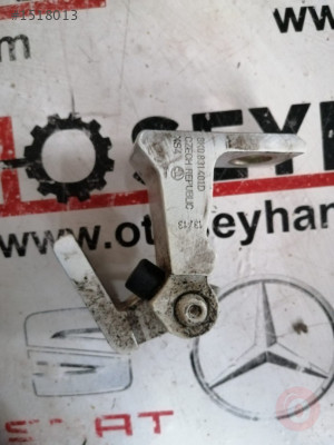 8K0831401D seat toledo 2012-19 sol ön kapı alt menteşe