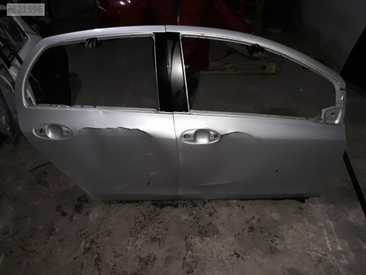 Toyota yaris sag ön sag arka kapı