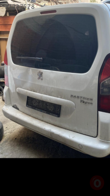 Peugeot partner tepe arka tampon beyaz renk