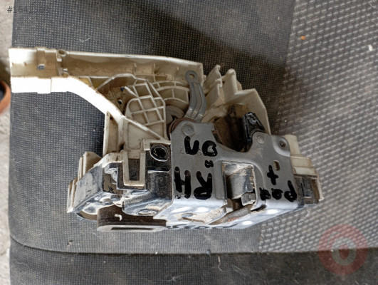 VOLKSWAGEN PASSAT SAĞ ÖN KAPI KİLİDİ. A046465