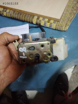 Doblo kargo 1.9 jti sağ ön kapı kilidi.