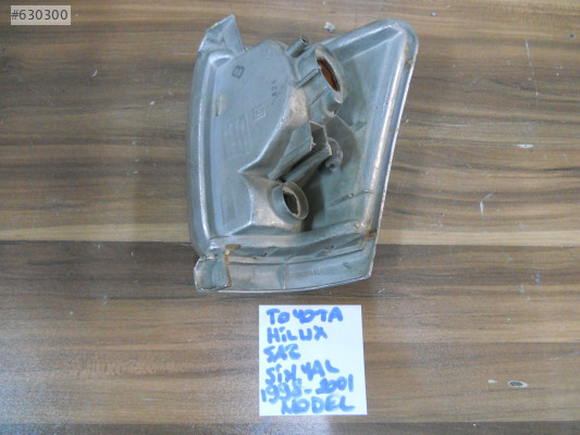 TOYOTA HİLUX SAĞ SİNYAL 1998-2001 MODEL ORJİNAL ÇIKMA