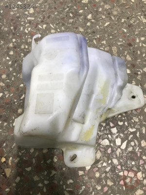 Opel corsa d silecek su deposu motorsuz