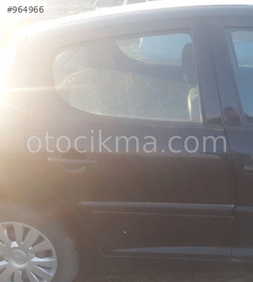 2009 model peugeot 207 1.4 benzinli çıkma sağ arka kapı