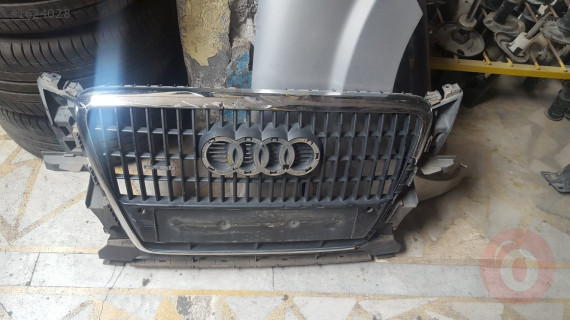 AUDİ Q5 ÇIKMA ÖN PANJUR ORJİNAL SADECE NİKLAJ ÇERÇEVE KIRIK