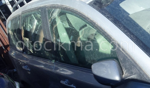 2005 VOLVO V50 ORİJİNAL SAĞ TAKIM KAPI CAMI.