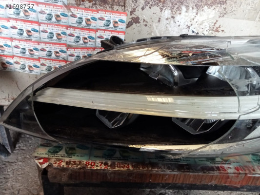 Volvo V40 sol far çıkma cam kırık kasa saglam