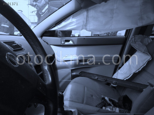 2007 VOLVO S40 ÇIKMA ÖN KAPI DÖŞEMESİ.