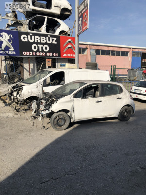 Pejo 208 çıkma sol ön kapı