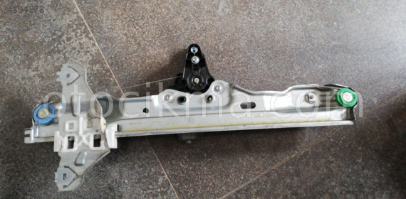 827004EA0A Nissan Qashqai arka sağ cam krikosu