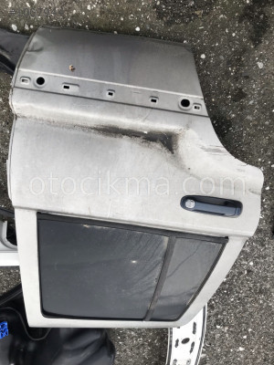 Jeep cherokee sağ arka kapı
