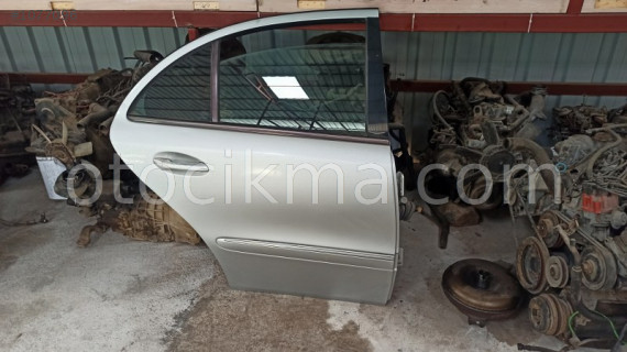 MERCEDES W211 SAĞ ARKA KAPI