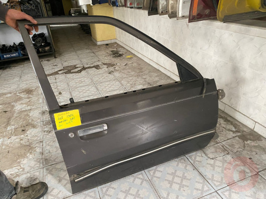 MAZDA 323 SAĞ ÖN KAPI ORJİNAL ÇIKMA TEMİZ ÜRÜN 1986 MODEL