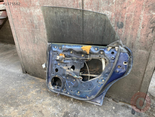 MAZDA 323 SAĞ ARKA KAPI CAM KRİKOSU 1997-1999 MODEL