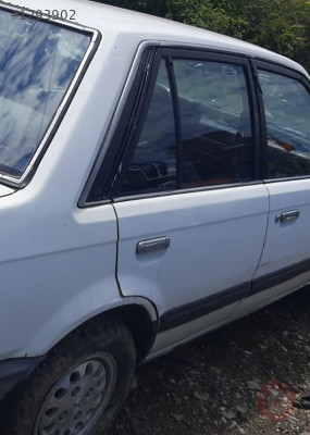 1988 model mazda 323 1.6 çıkma sağ arka dolu kapı