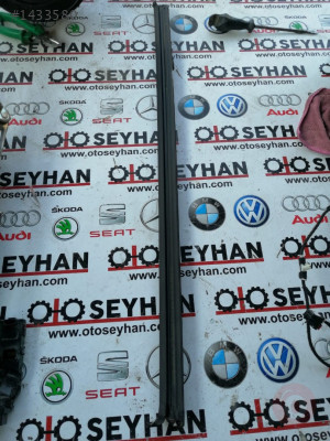 5K6839479B volkswagen golf 6 sol arka kapı iç cam sıyırıcı
