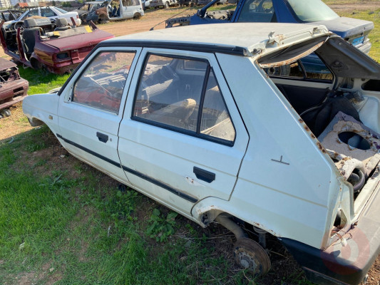 SKODA FAVORİT SOL ÖN KAPI CAMI ORİJİNAL ÇIKMA