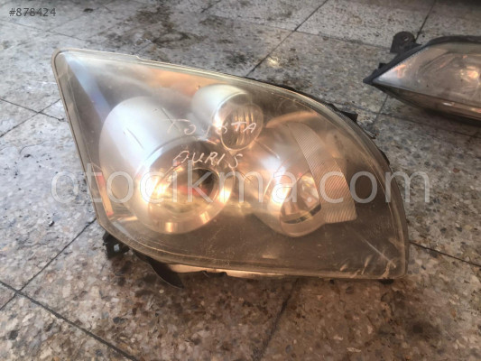 toyota auris  sağ far EYÜPCAN OTO ÇIKMA'DA