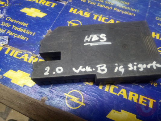 ÇIKMA ORJİNAL OPEL VECTRA B 2.0 İÇ SİGORTA KUTUSU