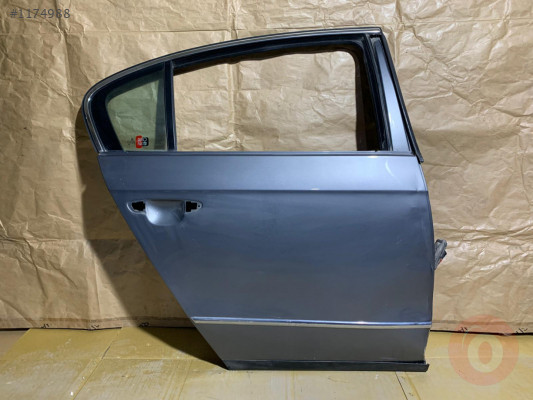 VW PASSAT B6 06-10 SAĞ ARKA KAPI AZ HATALI M. GRİ 3C5833056H