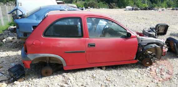 opel corsa b tek kapı çıkma sağ ön kapı.