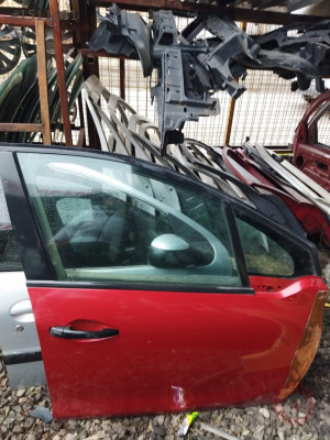 Peugeot 208 sağ ön kapı cıkma