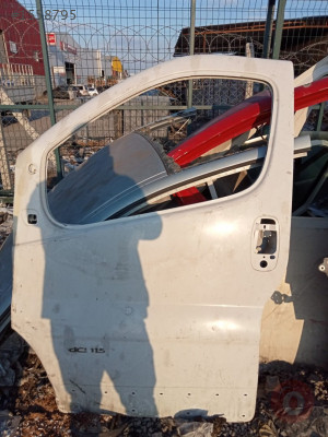 Renault trafic sol ön  kapı çıkma