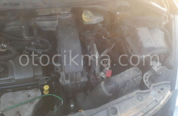 2009 model peugeot 207 1.4 çıkma hava filtre kutusu
