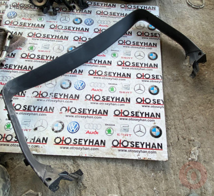 8P4867977B audi a3 sportback bagaj kapağı iç çerçeve kaplaması